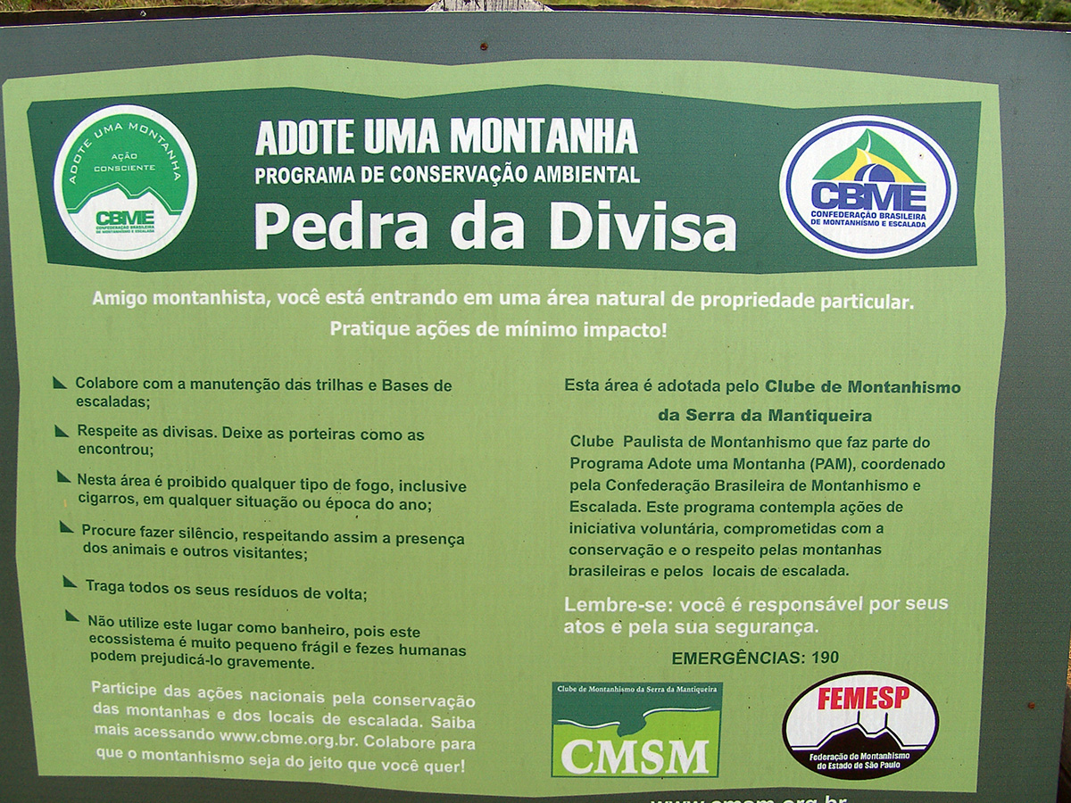 Placa do extinto Clube de Montanhismo da Serra da Mantiqueira, que foi criado em São Bento e atuou durante muitos anos na região, fazendo o gerenciamento dos points de escalada junto aos proprietários.