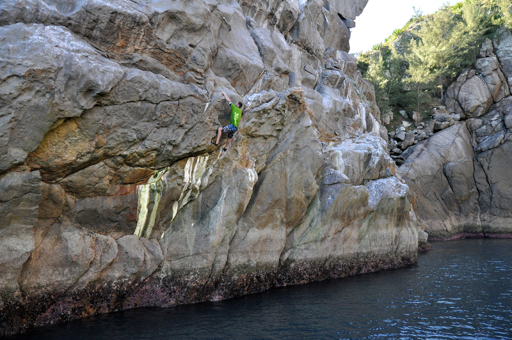 Felipe Dallorto escalando "Estrela de Davi", Ilha do Farol - Arraial do Cabo, RJ