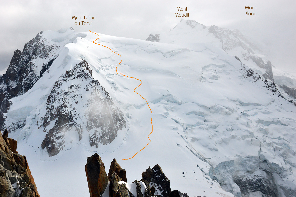 A rota normal do Mont Blanc du Tacul, e os montes Maudit e Blanc ao fundo.