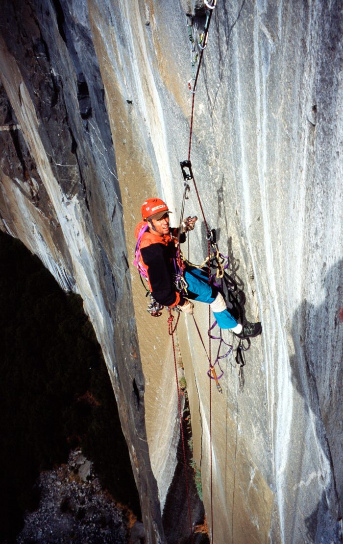 Marcio Bruno jumareando no El Capitan. Note o back up com nó, diminuindo o tamanho da corda.