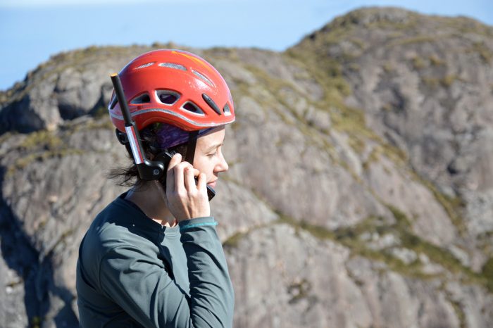 Alô! É da firma? Ana usando o Global Phone no topo do Pico Maior de Salinas.