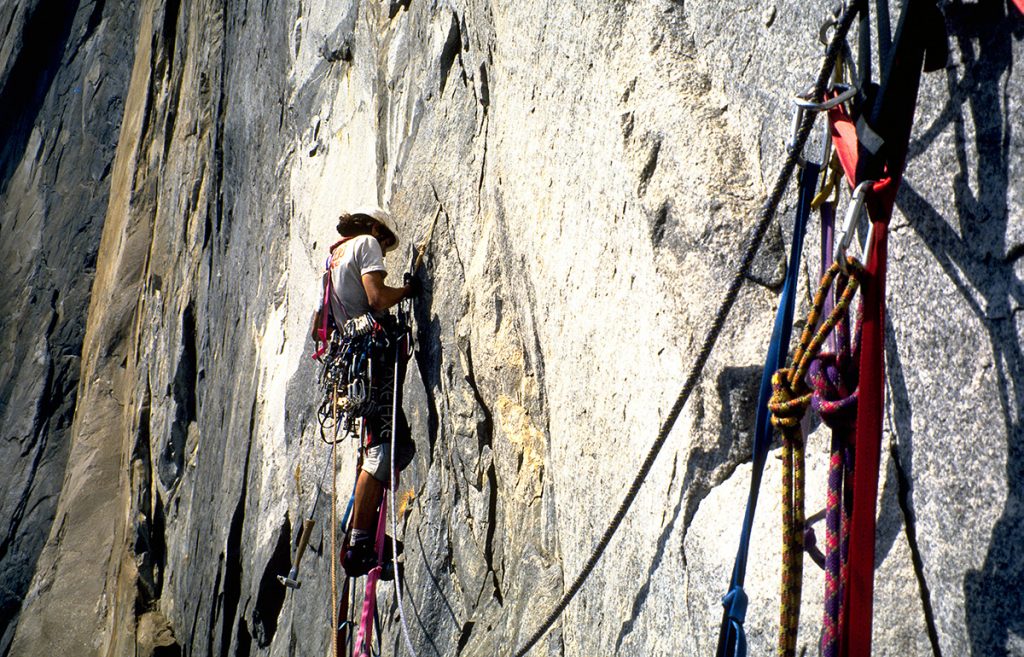 Eliseu Frechou na terceira enfiada A4 da Zenyatta Mondatta, El Capitan, Yosemite, Califórnia, EUA.