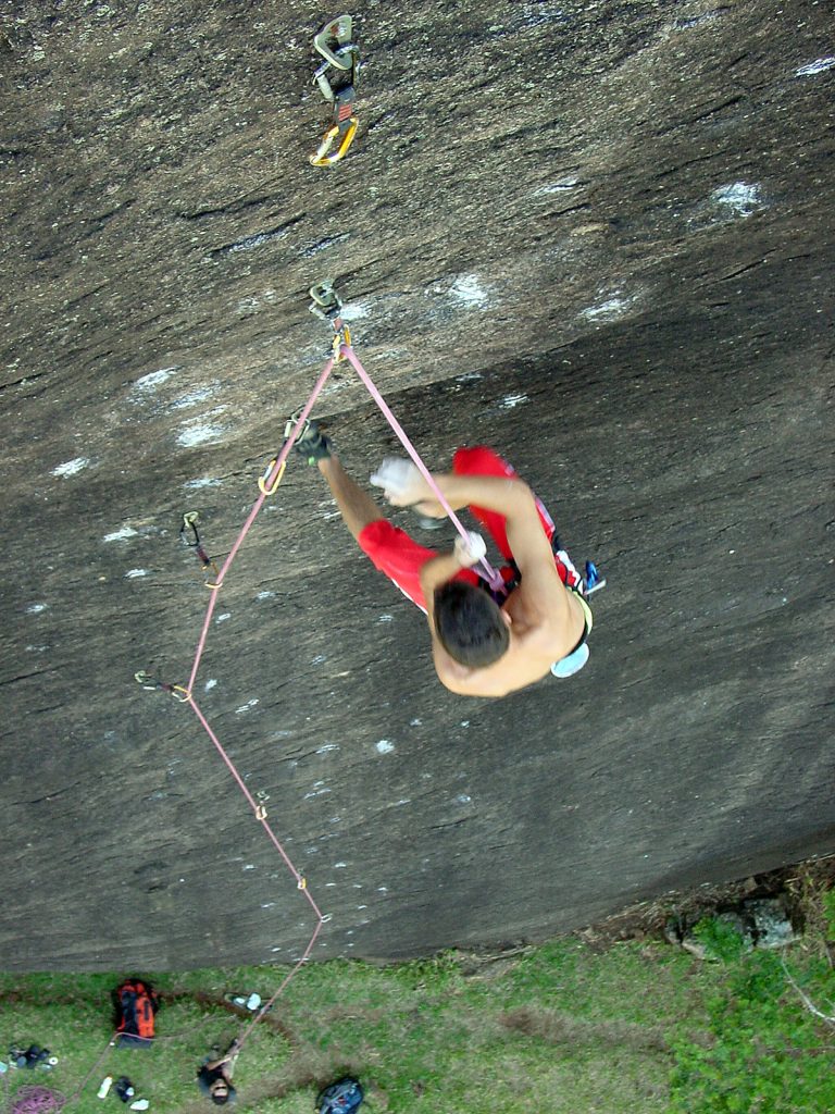 Zézinho Rubens escalando "Lepra" em 2003