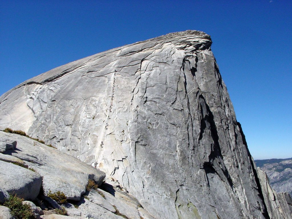 Half Dome no Parque Nacional de Yosemite, EUA. A via Ferrata é facilmente identificada no centro da face.