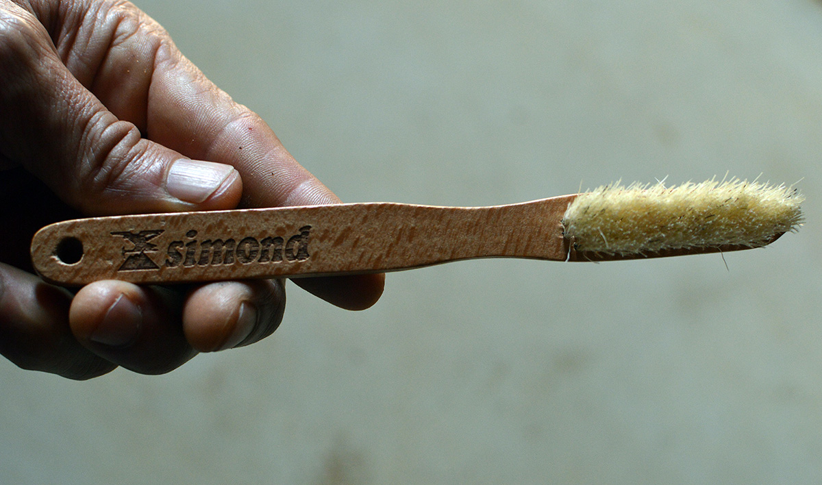 A escova SIMOND-CHAMONIX tem cerdas amigáveis e uma lixa para unhas no cabo.